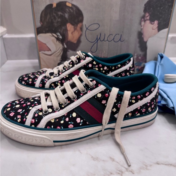 Gucci Floral Black and White Shoes - Picture 1 of 10